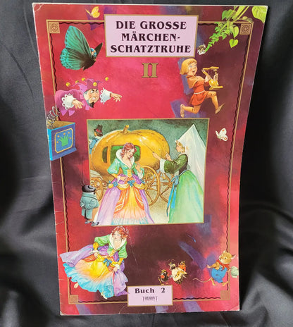 Vorderseite der Großen Märchenschatztruhe II mit Illustrationen von Igeln, einer Schwalbe und dem Mädchen mit den Schwefelhölzern.