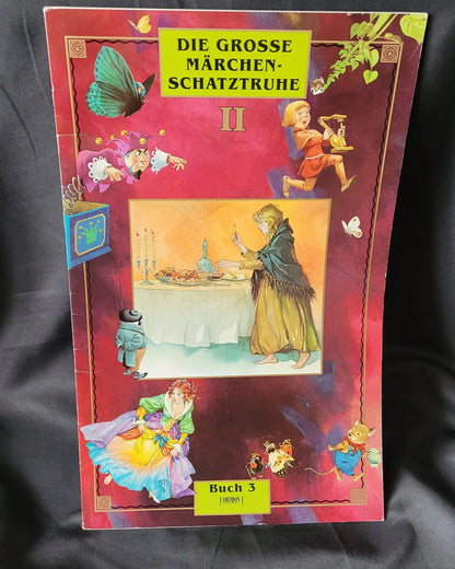 Vorderseite der Großen Märchenschatztruhe II mit Illustrationen von Igeln, einer Schwalbe und dem Mädchen mit den Schwefelhölzern.