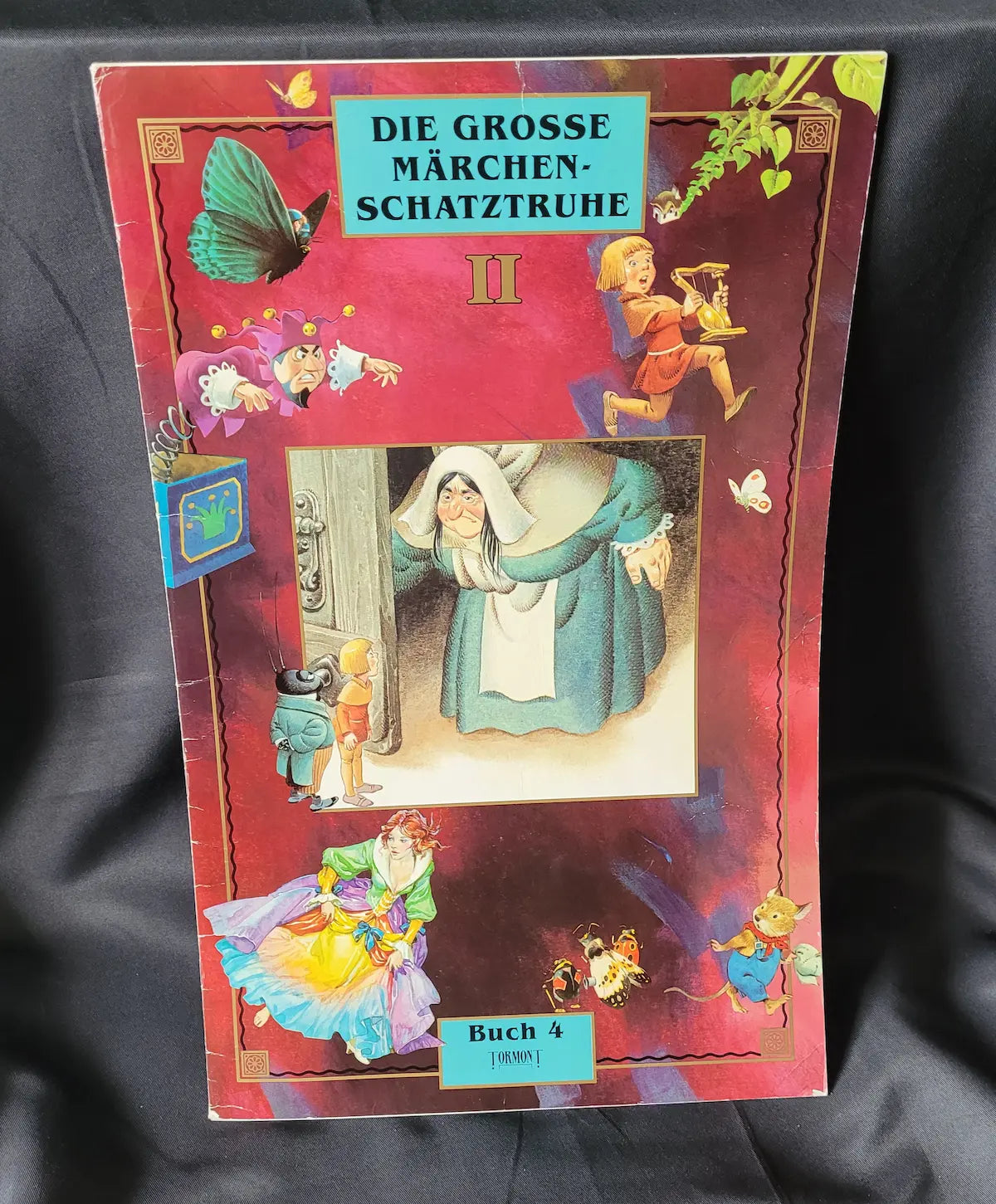 Vorderseite der Großen Märchenschatztruhe II mit Illustrationen von Igeln, einer Schwalbe und dem Mädchen mit den Schwefelhölzern.