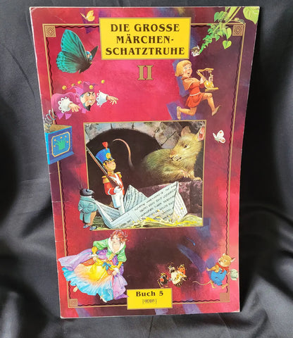 Vorderseite der Großen Märchenschatztruhe II mit Illustrationen von Igeln, einer Schwalbe und dem Mädchen mit den Schwefelhölzern.