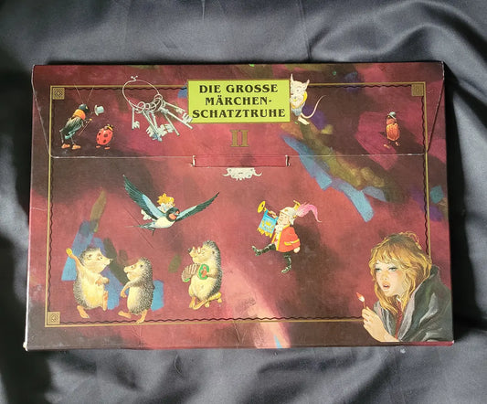 Vorderseite der Großen Märchenschatztruhe II mit Illustrationen von Igeln, einer Schwalbe und dem Mädchen mit den Schwefelhölzern.