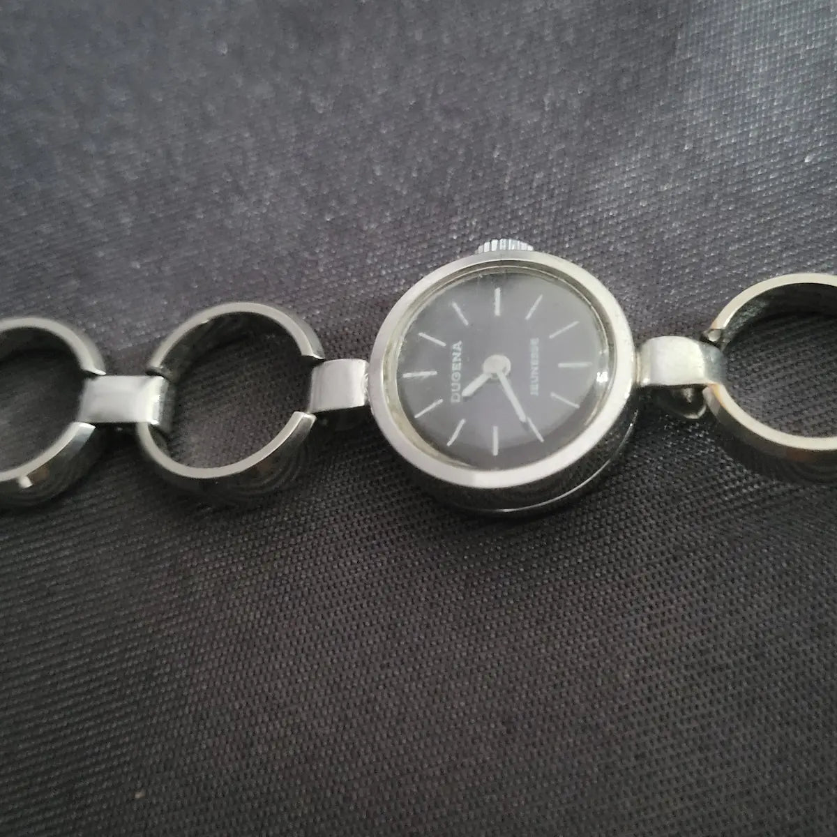 Klassische Dugena Jeunesse Automatik Armbanduhr mit rundem Gehäuse und filigranem Armband im Vintage-Stil.
