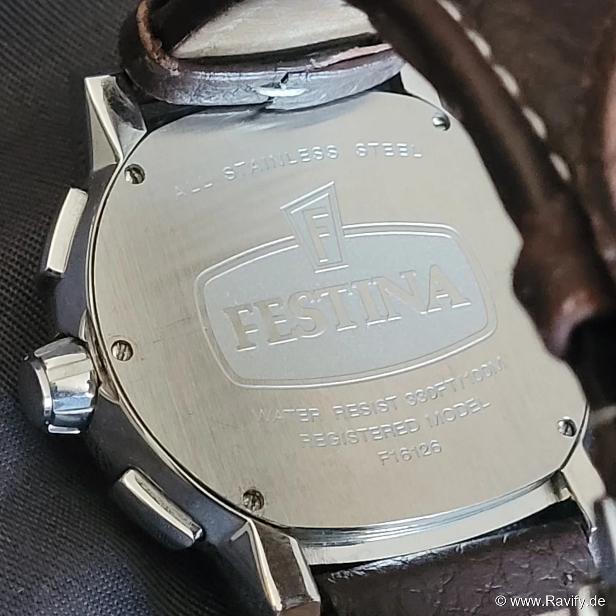 Sportlicher Festina Chronograph F16126 für Herren mit massivem Edelstahlgehäuse und analoger Anzeige - Rueckseite.