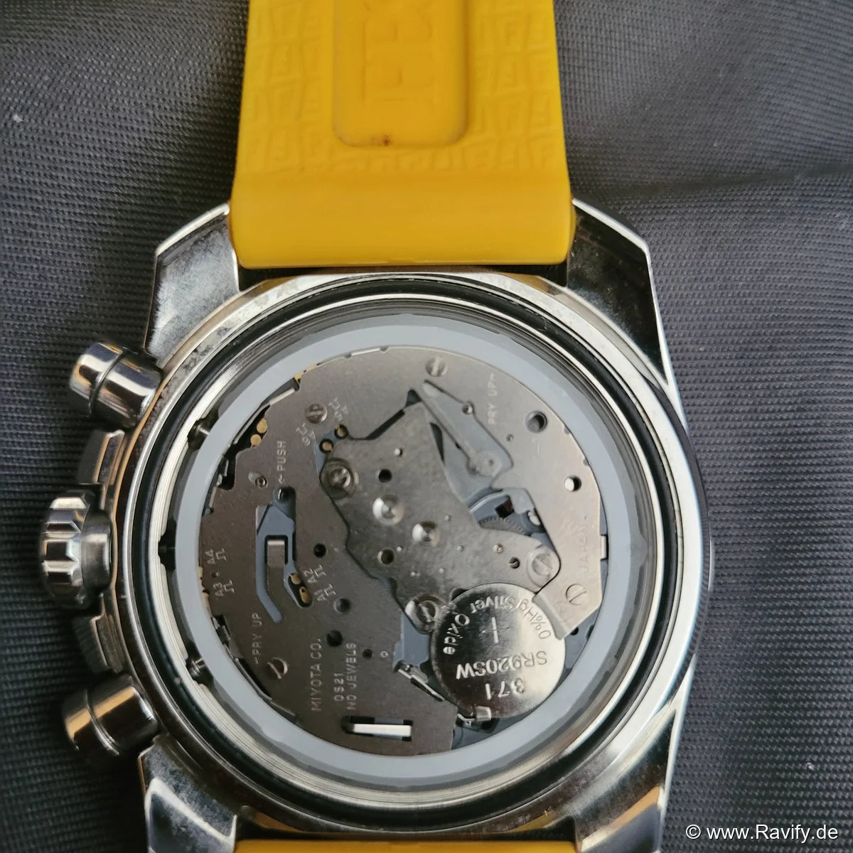 Sportlicher Festina Chronograph F16574 mit Edelstahlgehäuse, schwarzem Zifferblatt und markantem gelben Kunststoffarmband.