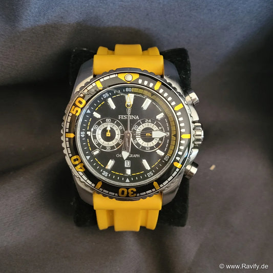 Sportlicher Festina Chronograph F16574 mit Edelstahlgehäuse, schwarzem Zifferblatt und markantem gelben Kunststoffarmband.
