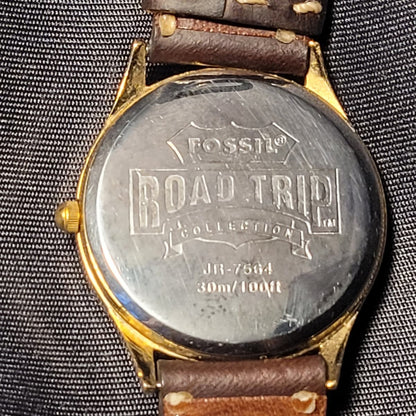 Rückansicht der Fossil JR-7564 Quarz-Armbanduhr aus der Road Trip Collection mit braunem Echtlederarmband.