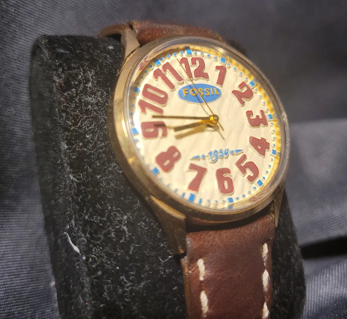 Vorderansicht der Fossil JR-7564 Quarz-Armbanduhr aus der Road Trip Collection mit braunem Echtlederarmband.