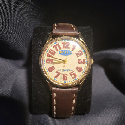 Vorderansicht der Fossil JR-7564 Quarz-Armbanduhr aus der Road Trip Collection mit braunem Echtlederarmband.
