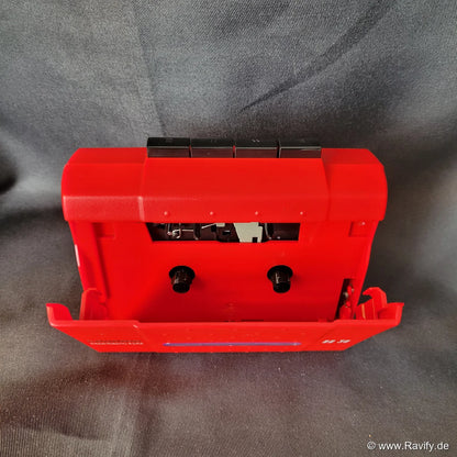 Grundig BB 38 Stereo Cassette Player in Rot mit Kopfhörer und Originalverpackung. Geöffnete Klappe.