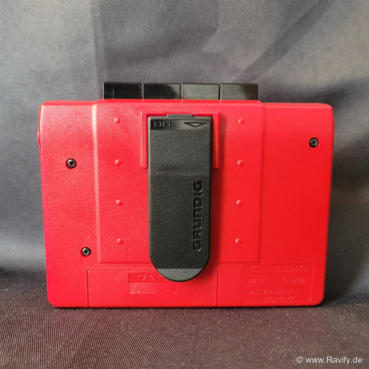 Grundig BB 38 Stereo Cassette Player in Rot mit Kopfhörer und Originalverpackung. Rückseite.
