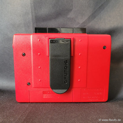 Grundig BB 38 Stereo Cassette Player in Rot mit Kopfhörer und Originalverpackung. Rückseite.