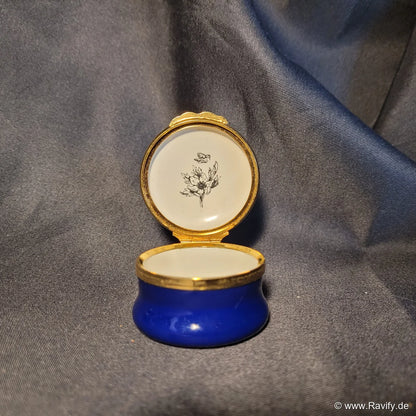 Klassische, runde Halcyon Days Enamels Pillendose in Kobaltblau mit handgemaltem Blumenmotiv auf dem Deckel und feuervergoldeter Fassung.