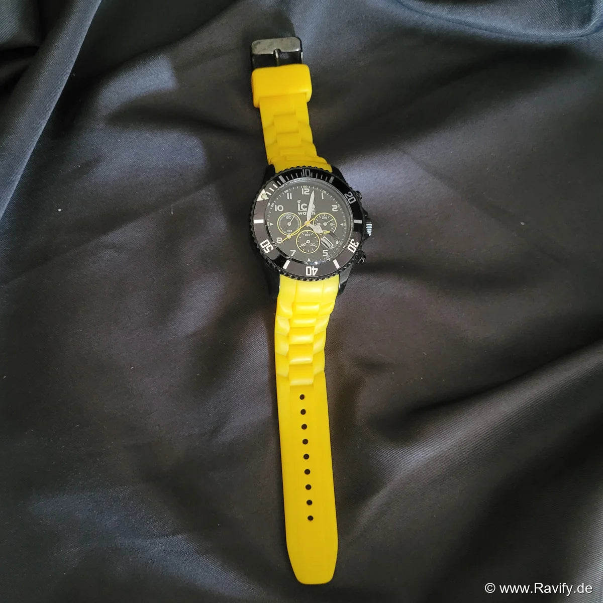 Sportliche Ice-Watch Chrono Herren-Armbanduhr in Schwarz und Gelb mit Datumsanzeige, Lupe und robustem Kunststoffarmband.