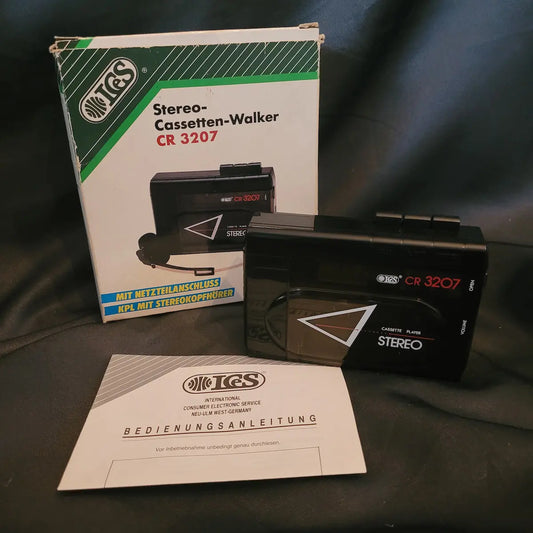 Vintage IGS CR 3207 Walkman Kassettenplayer in Schwarz mit Originalverpackung.