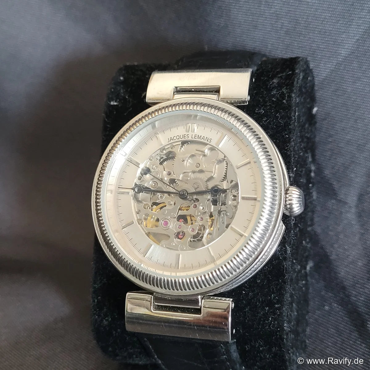 Faszination Mechanik: Jacques Lemans Automatik 1-1212 Skelett-Herrenuhr mit poliertem Edelstahlgehäuse und transparentem Einblick in das Uhrwerk.