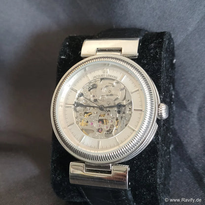 Faszination Mechanik: Jacques Lemans Automatik 1-1212 Skelett-Herrenuhr mit poliertem Edelstahlgehäuse und transparentem Einblick in das Uhrwerk.