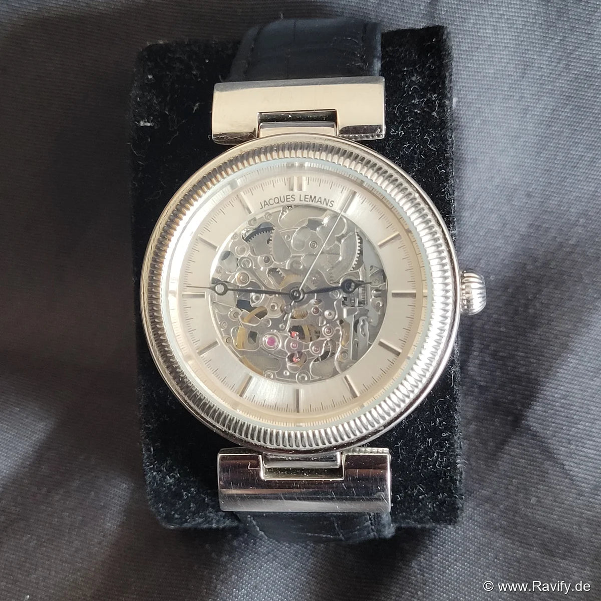 Faszination Mechanik: Jacques Lemans Automatik 1-1212 Skelett-Herrenuhr mit poliertem Edelstahlgehäuse und transparentem Einblick in das Uhrwerk.