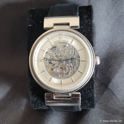 Faszination Mechanik: Jacques Lemans Automatik 1-1212 Skelett-Herrenuhr mit poliertem Edelstahlgehäuse und transparentem Einblick in das Uhrwerk.