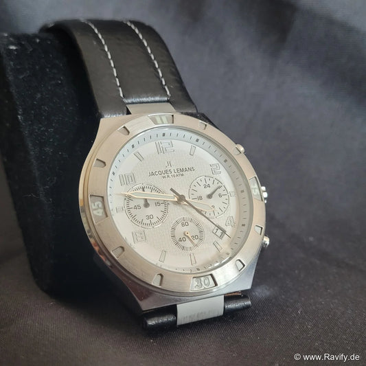 Markanter Jacques Lemans Chronograph 1-1483 für Herren mit mattierter Edelstahl-Lünette, weißem Zifferblatt und Lederarmband.