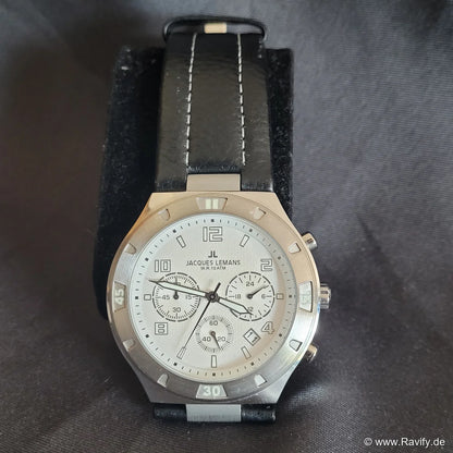 Markanter Jacques Lemans Chronograph 1-1483 für Herren mit mattierter Edelstahl-Lünette, weißem Zifferblatt und Lederarmband.