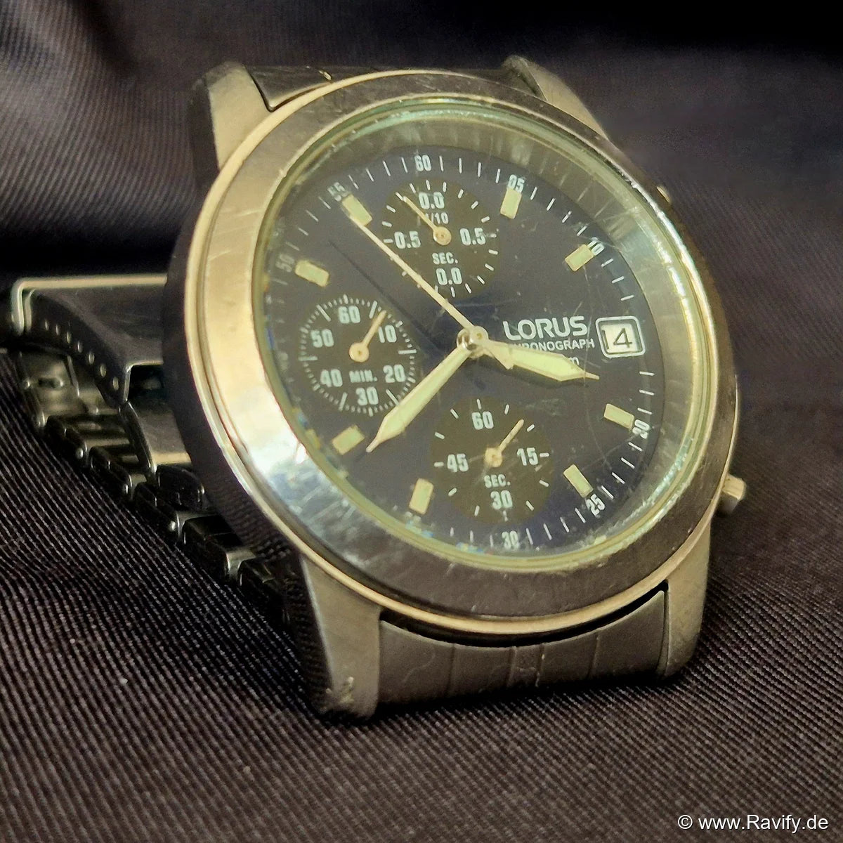 Lorus Chronograph V657-X052 Perspektivansicht mit Drückern und Gehäuse