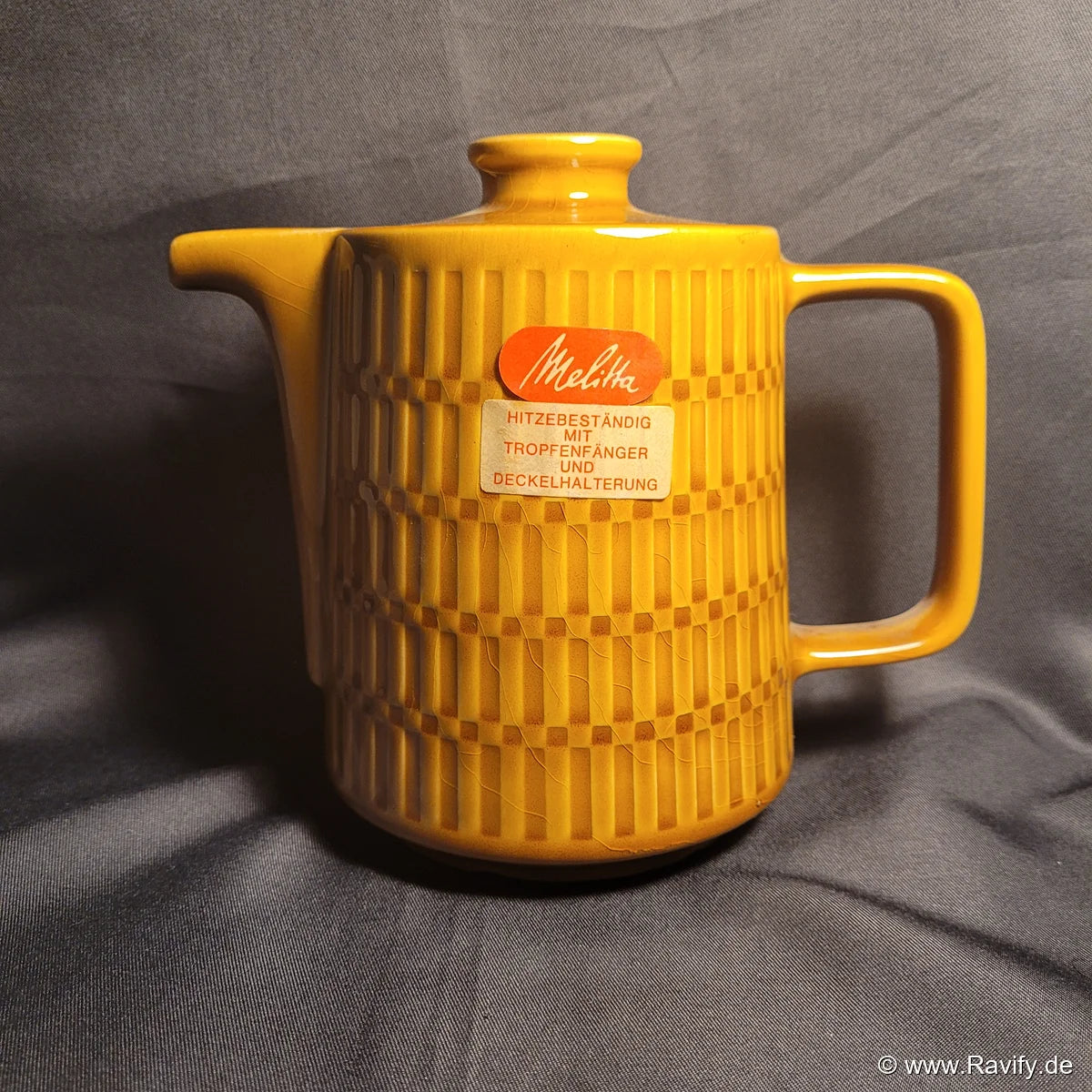 Braune honigfarbene Vintage Melitta Kaffeekanne mit Deckel und Reliefmuster aus den 1960er/1970er Jahren.