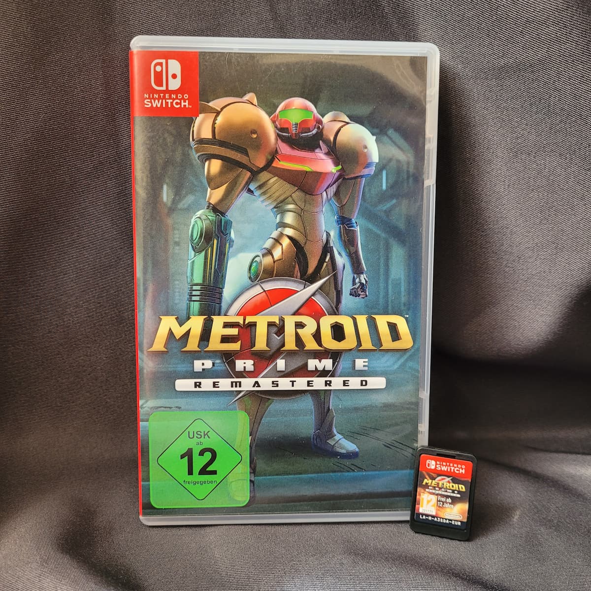 Das Nintendo Switch Spiel Metroid Prime Remastered mit Originalhülle und Spiele-Modul.