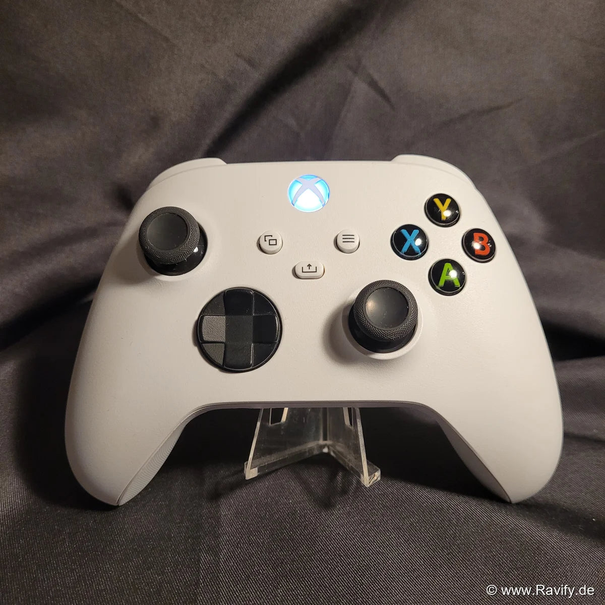 icrosoft Xbox Wireless Controller in Robot White (weiß) auf Acryl-Ständer.