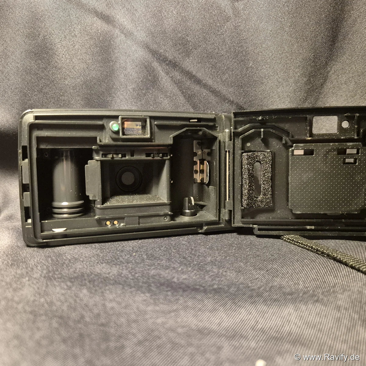Minolta Riva AF 35EX analoge Kamera geöffneter Filmraum.