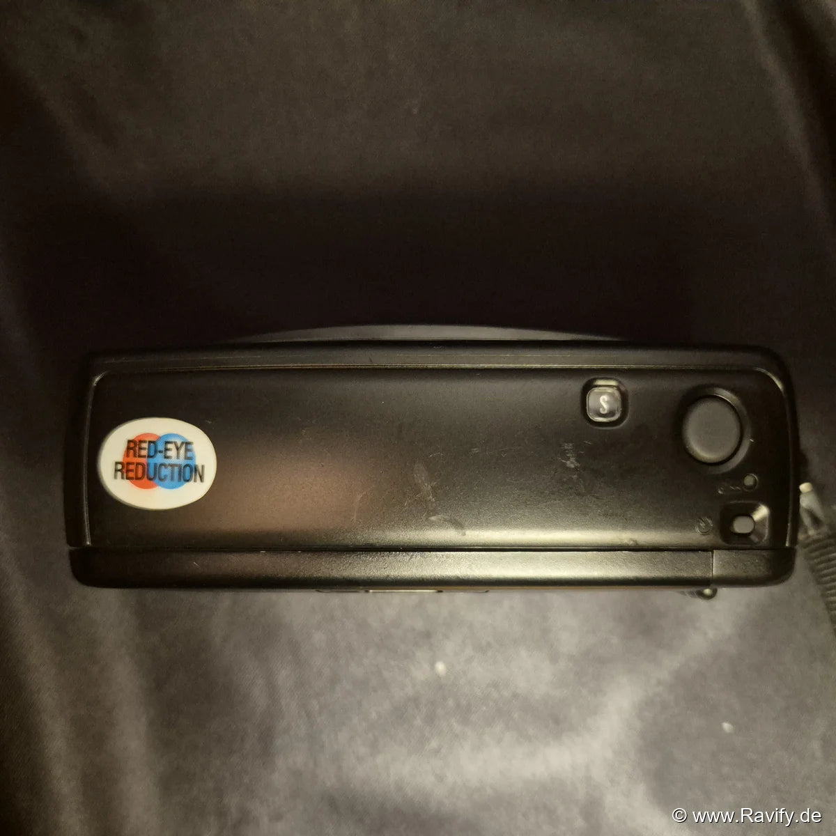 Minolta Riva AF 35EX analoge Kamera Oberseite mit Auslöser und Rote-Augen-Reduzierung.