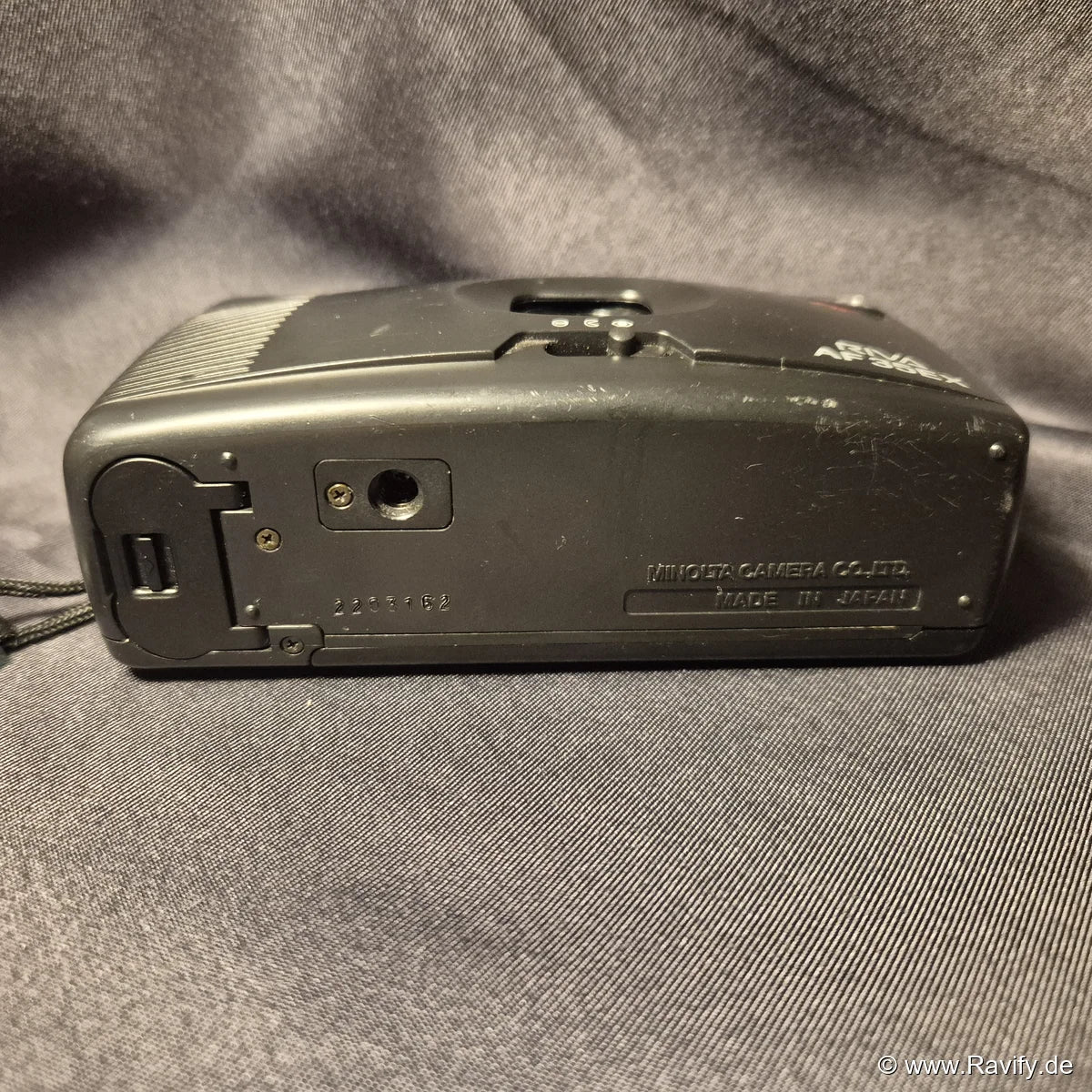 Minolta Riva AF 35EX analoge Kamera Unterseite mit Seriennummer und Batteriefach.
