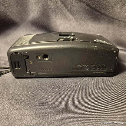 Minolta Riva AF 35EX analoge Kamera Unterseite mit Seriennummer und Batteriefach.