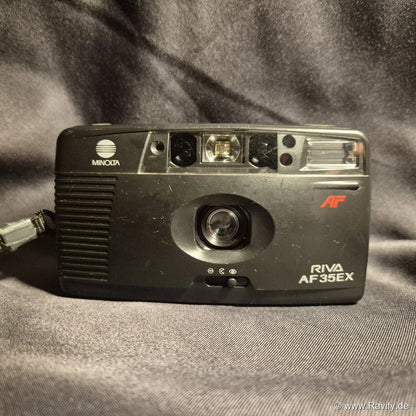 Minolta Riva AF 35EX analoge Kompaktkamera Frontansicht mit Objektiv