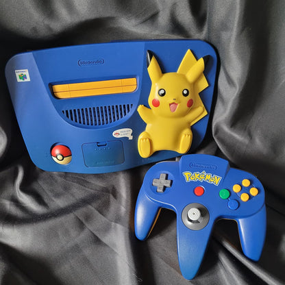 Nintendo 64 Pikachu Edition Retro/Vintage Konsole mit blauem Controller, Jumper Pack und Zubehör – seltenes Sammlerstück, geprüft und funktionsfähig.