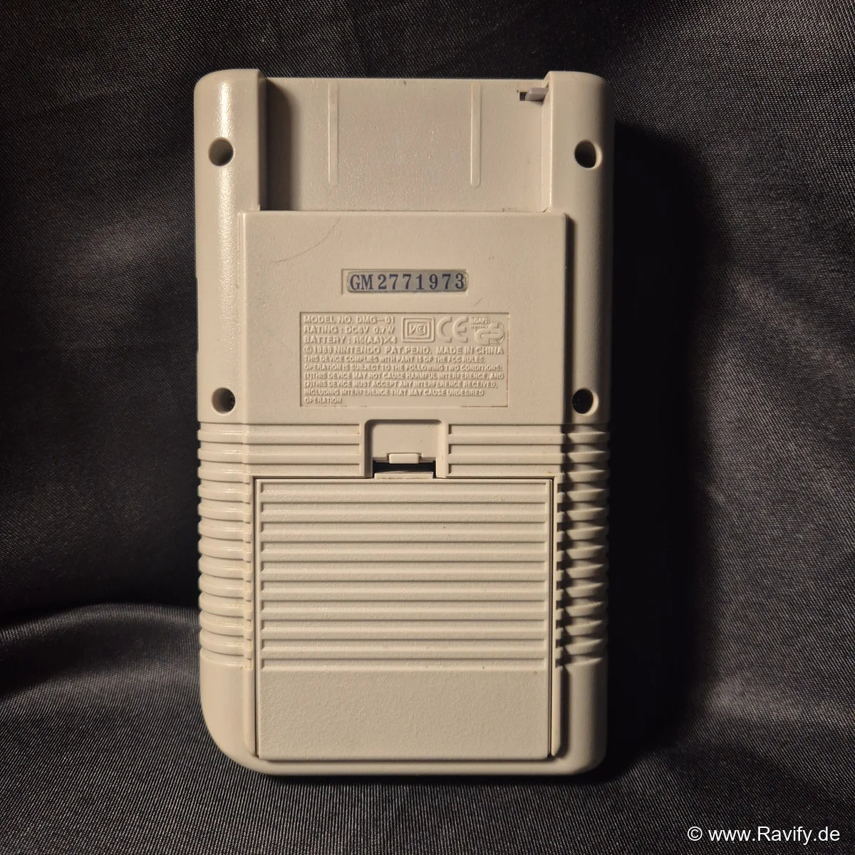 Nintendo Game Boy Classic DMG-01 Rückseite mit Batteriefach und Seriennummer.