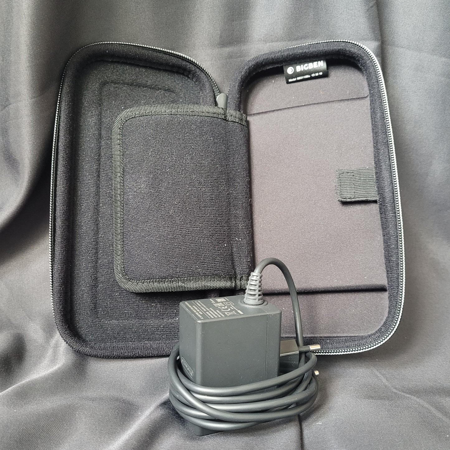 Passender Bigben Schutztasche und Originalladegerät für türkise Nintendo Switch Lite Konsole.