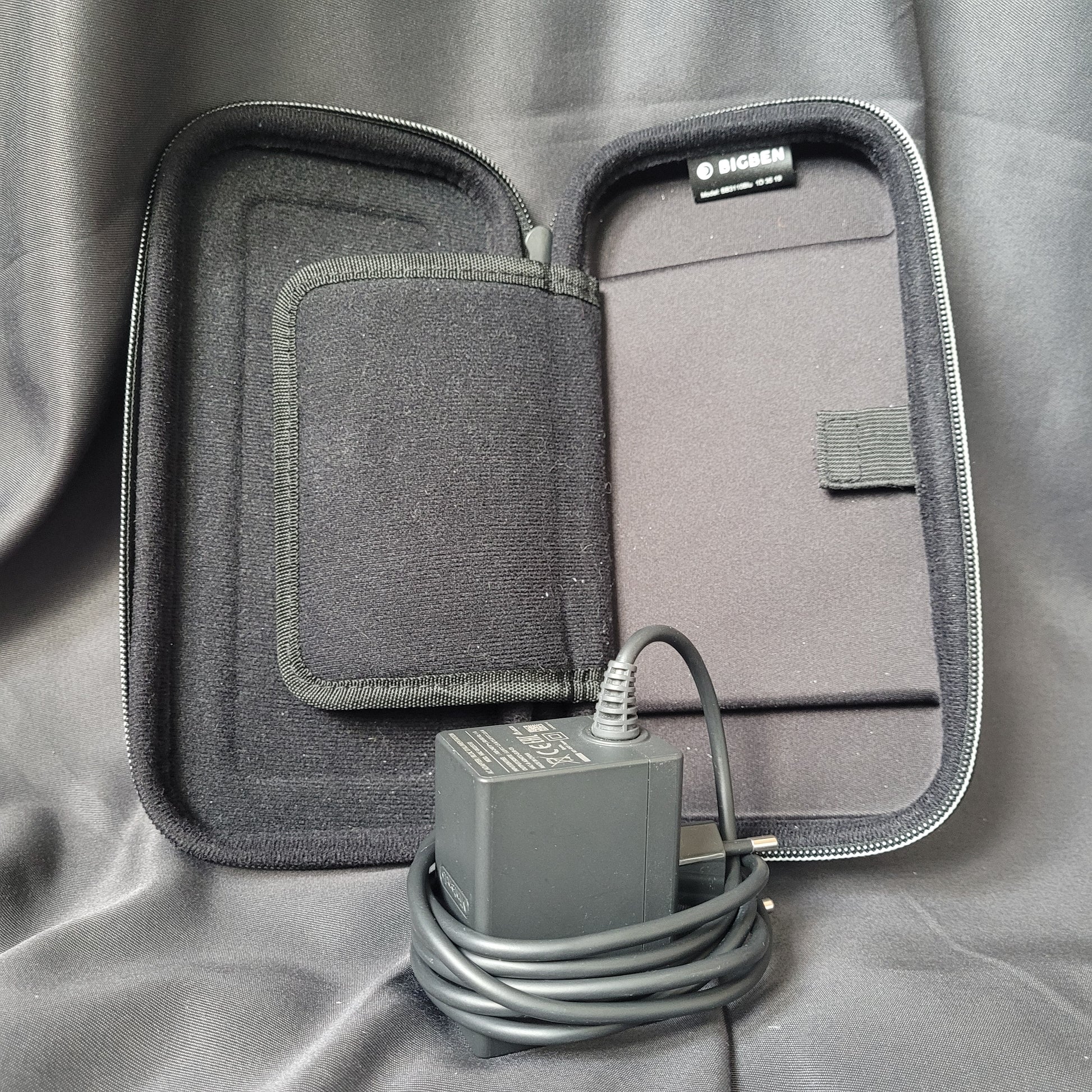 Passender Bigben Schutztasche und Originalladegerät für türkise Nintendo Switch Lite Konsole.