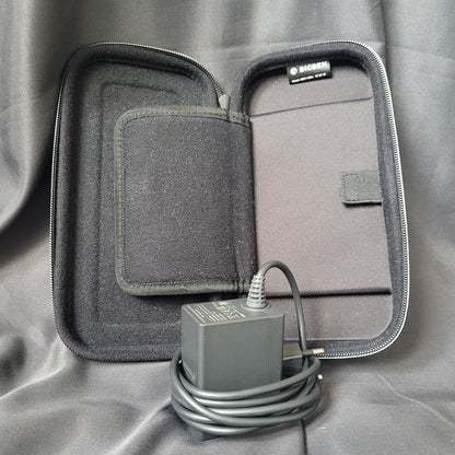 Passender Bigben Schutztasche und Originalladegerät für türkise Nintendo Switch Lite Konsole.