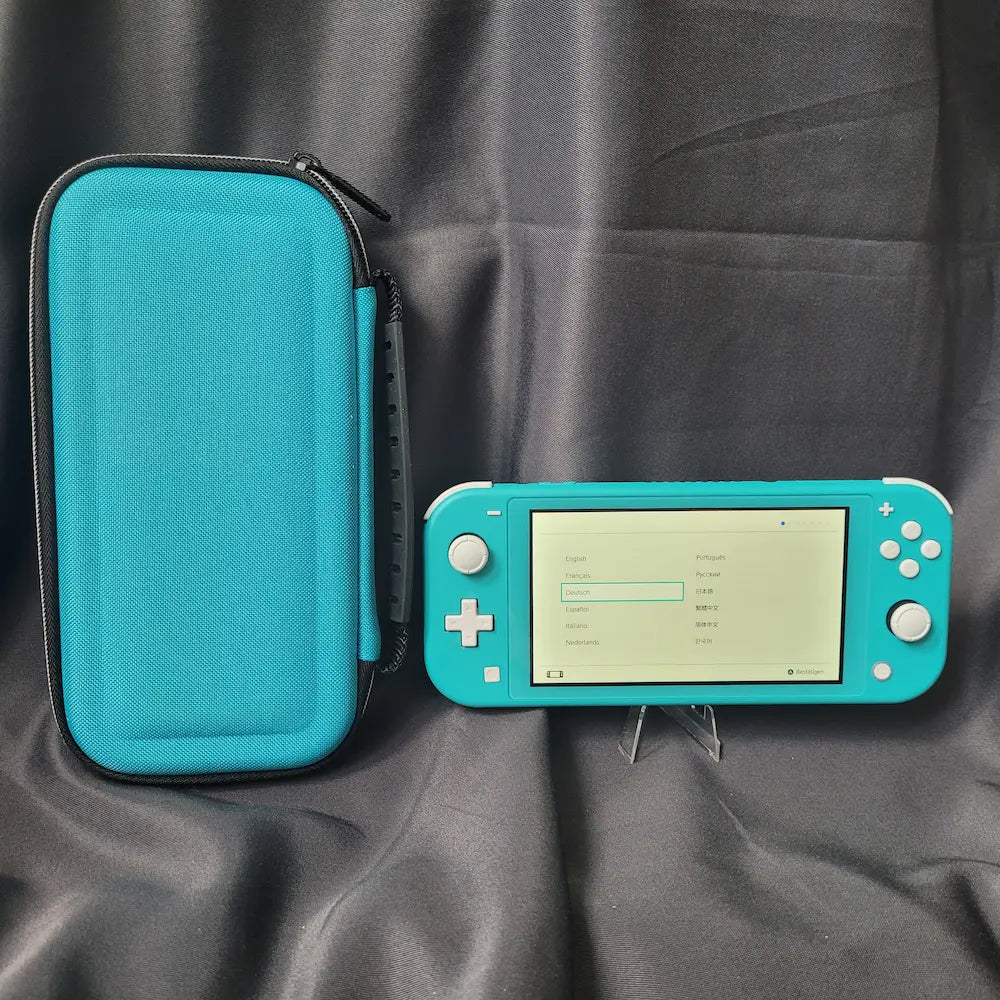 Türkise Nintendo Switch Lite Konsole mit passender Bigben Schutztasche und Originalladegerät.