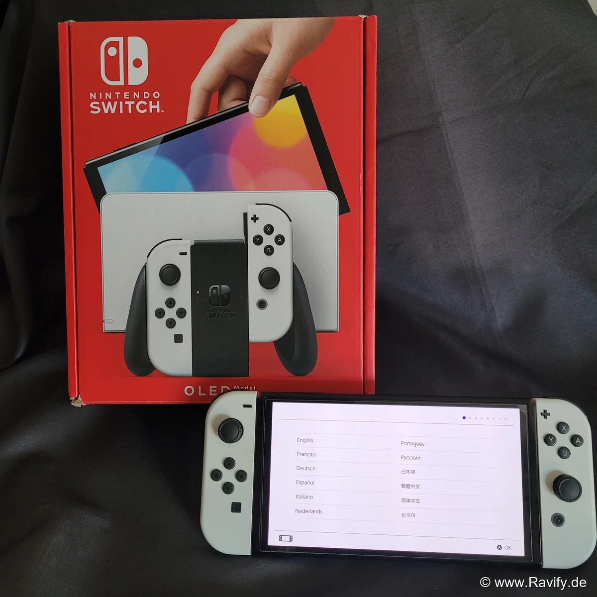 Original Nintendo Switch OLED Modell in Weiß mit Joy-Con-Controllern, Dockingstation und Originalverpackung.