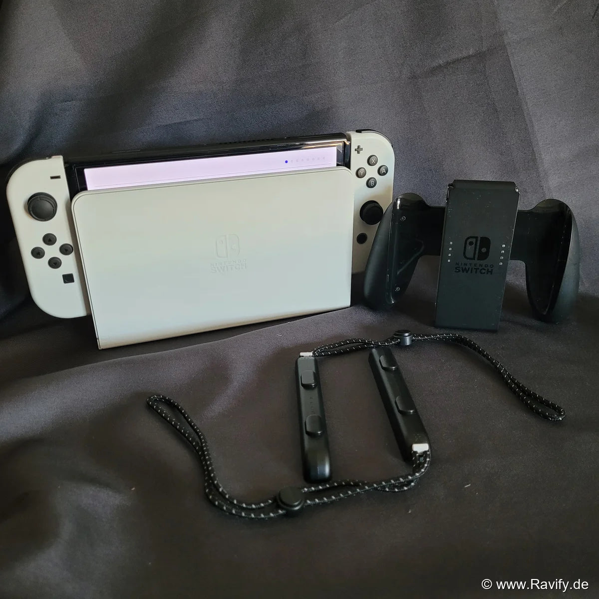 Original Nintendo Switch OLED Modell in Weiß mit Joy-Con-Controllern, Dockingstation und Originalverpackung.