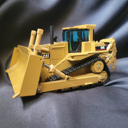 NZG Modell Caterpillar CAT D9R Planierraupe im Maßstab 1:50, Modellnummer 451, gefertigt in West-Germany.