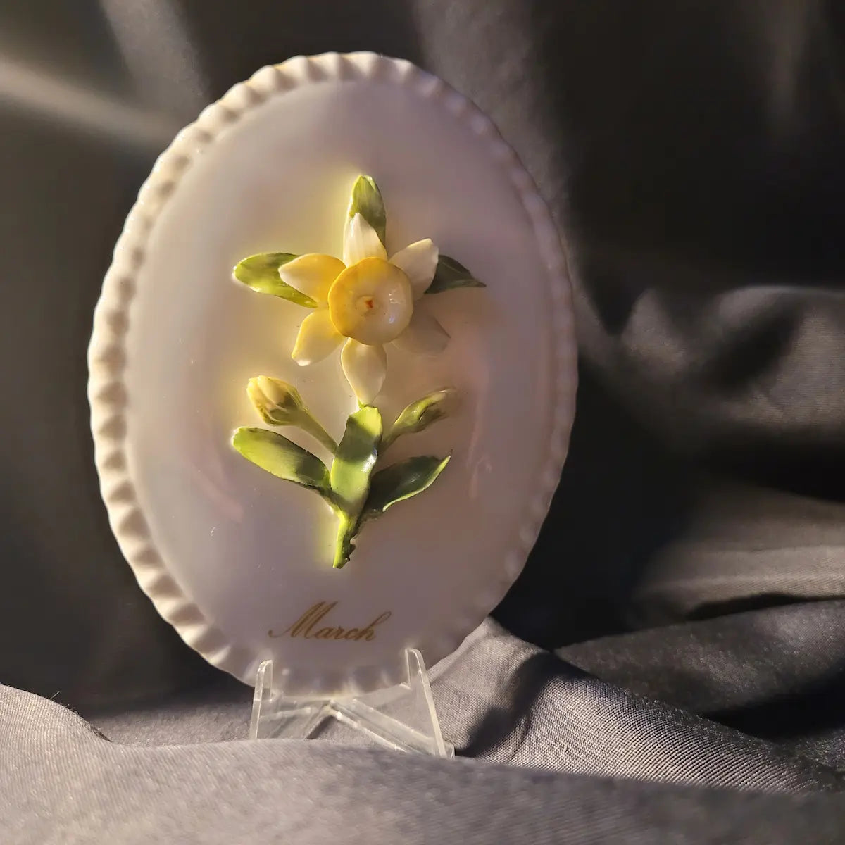 Elegante Vintage-Schale aus feinstem Coalport Bone China Porzellan mit wellenförmigem Rand und filigranem Dekor, hergestellt in England.