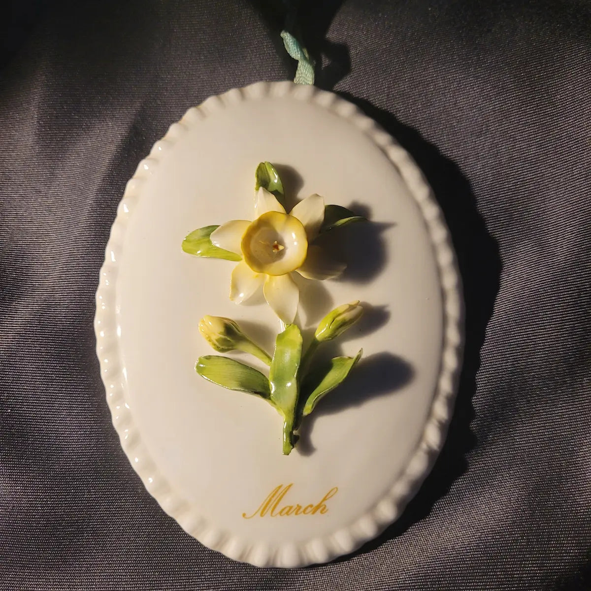 Elegante Vintage-Schale aus feinstem Coalport Bone China Porzellan mit wellenförmigem Rand und filigranem Dekor, hergestellt in England.