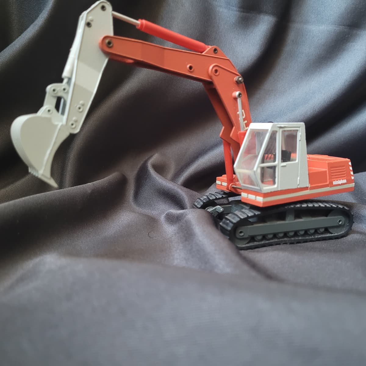 Vintage Conrad Modellauto Raupenbagger in Orange-Weiß, Modell-Nr. 277, Maßstab 1:50, Made in W. Germany.