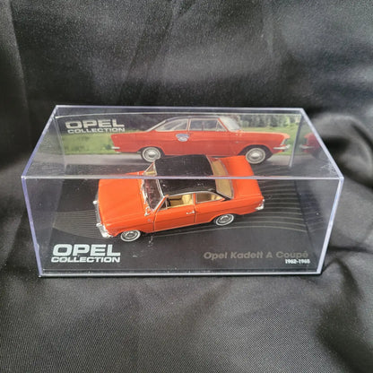 Vitrinenmodell des Opel Kadett A Coupé (1962–1965) in Rot mit schwarzem Dach im Maßstab 1:43.