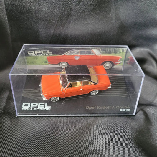 Vitrinenmodell des Opel Kadett A Coupé (1962–1965) in Rot mit schwarzem Dach im Maßstab 1:43.