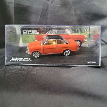Vitrinenmodell des Opel Kadett A Coupé (1962–1965) in Rot mit schwarzem Dach im Maßstab 1:43.