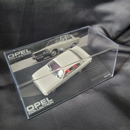 Weißes Modellauto des Opel Kadett B (1965–1973) mit roter Innenausstattung im Maßstab 1:43 aus der Opel Collection.