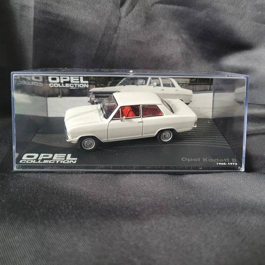 Weißes Modellauto des Opel Kadett B (1965–1973) mit roter Innenausstattung im Maßstab 1:43 aus der Opel Collection.